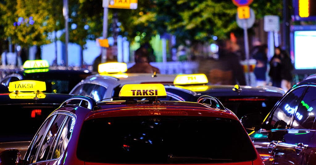 Takseja taksitolpalla yöllä