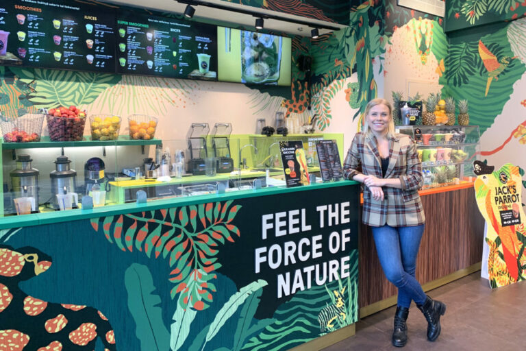 Jungle juice barin myymälä ja perustaja Noora Fagerström